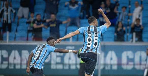 À esquerda, Amuzu, e à direita, Carlos Vinicius, artilheiros do Grêmio diante do Vasco