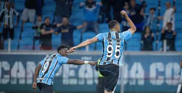 À esquerda, Amuzu, e à direita, Carlos Vinicius, artilheiros do Grêmio diante do Vasco