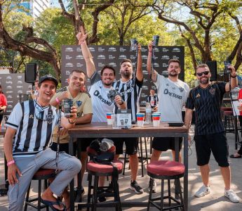 Torcida do Atlético na Casa da Massa, em Assunção, no Paraguai