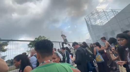 Incêndio fez pessoas pularem a grade para sair da COP 30