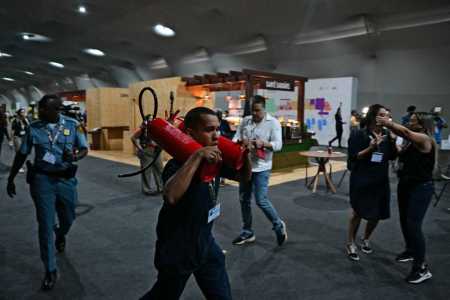 Organizadores da conferência disseram que o fogo foi controlado e que não há feridos