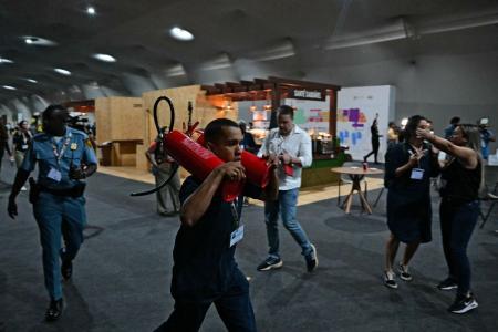 Organizadores da conferência disseram que o fogo foi controlado e que não há feridos