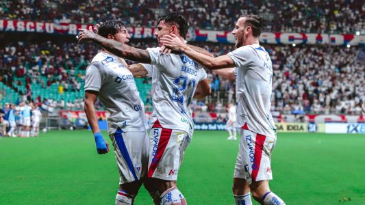 Jogadores do Fortaleza comemoram gol de Adam Bareiro sobre o Bahia