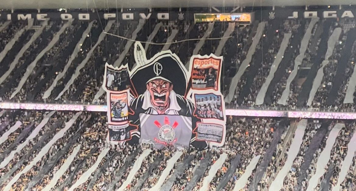 Torcida do Corinthians provoca São Paulo com mosaico; veja
