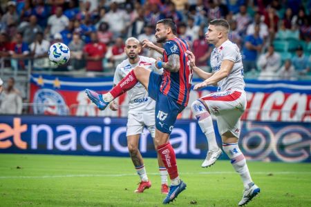 Willian José, atacante do Bahia, em ação contra o Fortaleza
