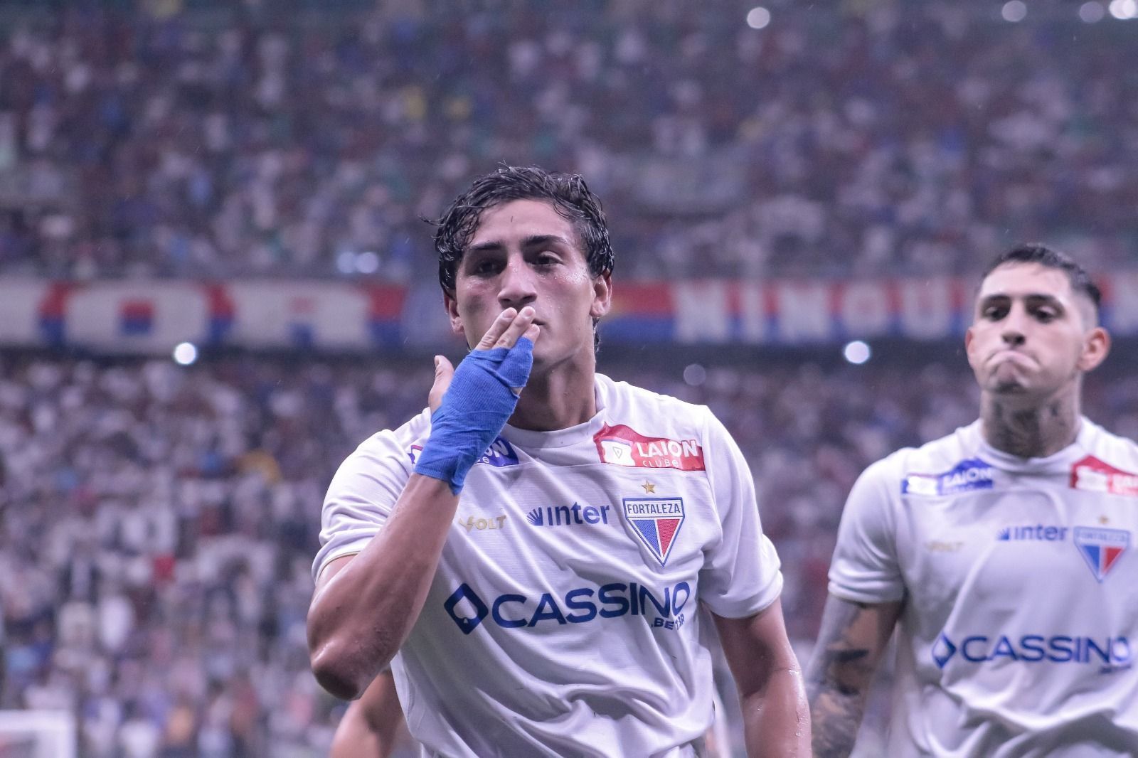 Destaque do Fortaleza celebra vitória contra o Bahia e crava: 'Brigaremos até o final'