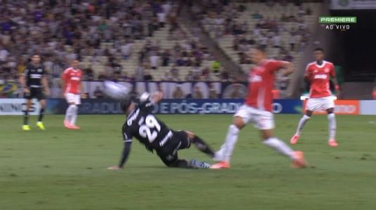 Vina levou dois cartões nos primeiros momentos de jogo na Arena Castelão