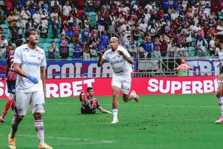 Deyverson comemora gol marcado contra o Bahia