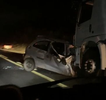 Idoso morre em acidente entre carro e carreta na BR-381, em Governador Valadares