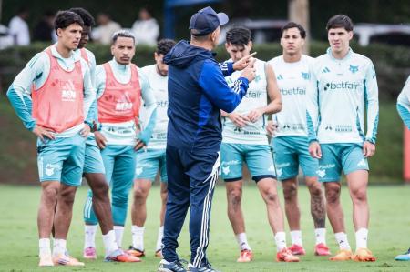 Leonardo Jardim durante treino do Cruzeiro na Toca da Raposa II
