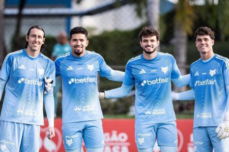 Otávio (centro) junto aos outros goleiros do Cruzeiro em treinamento