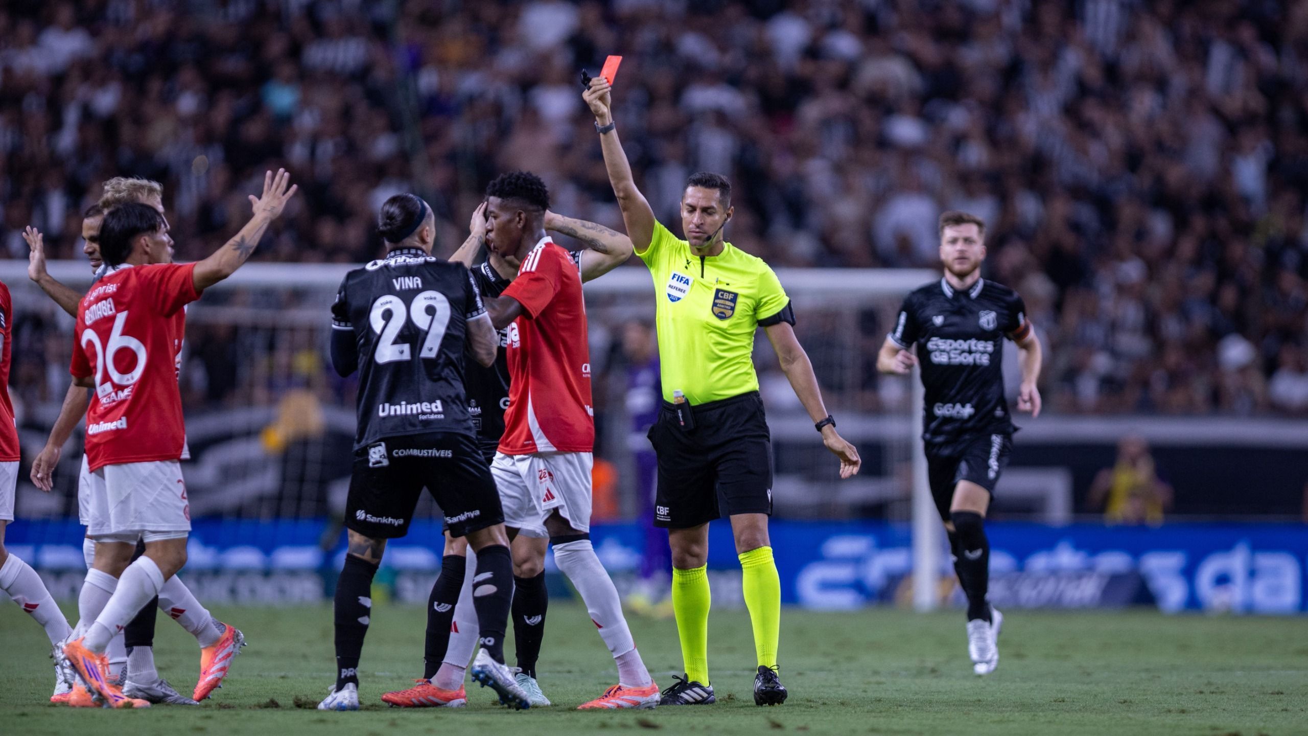 Vina desabafa após expulsão e assume culpa por derrota do Ceará contra o Inter