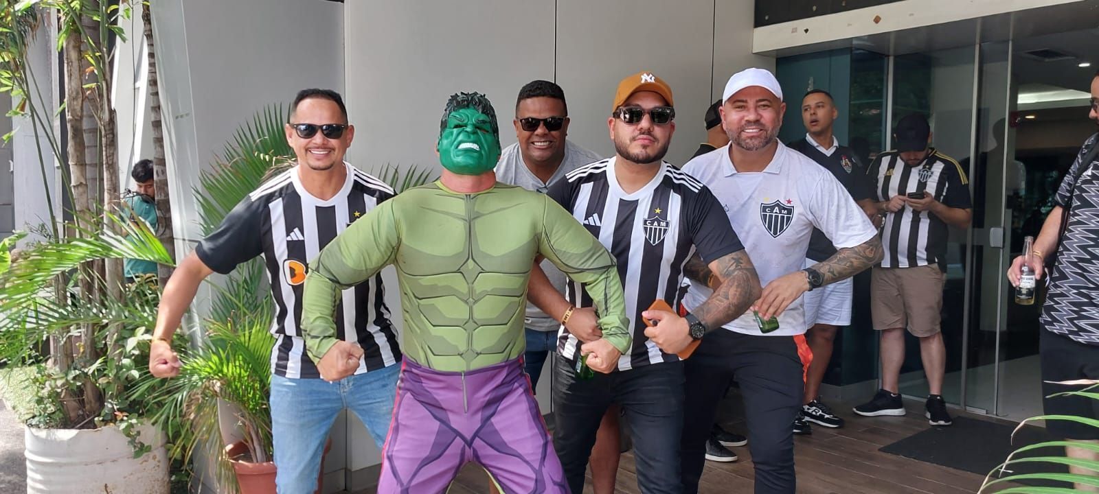 Voo de atleticanos ao Paraguai tem 'torcedor Hulk' e tripulação que levou campeões