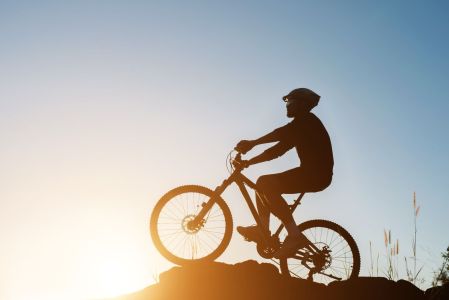 Compreenda a biomecânica do ciclismo, a importância da estabilização do core e as estratégias físicas para aumentar a resistência em trajetos extensos