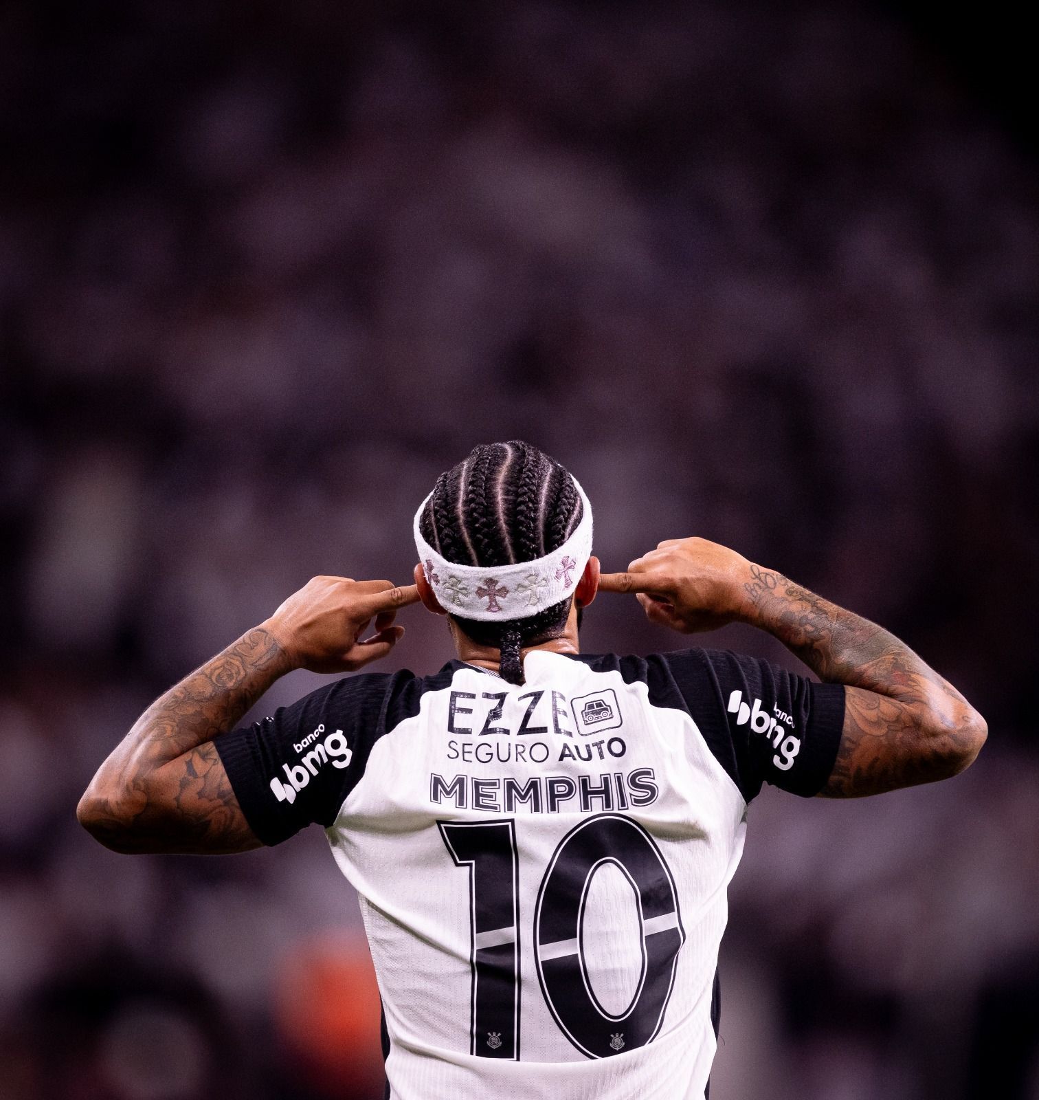 Em meio a críticas, Memphis Depay registra 'duplo-duplo' pelo Corinthians