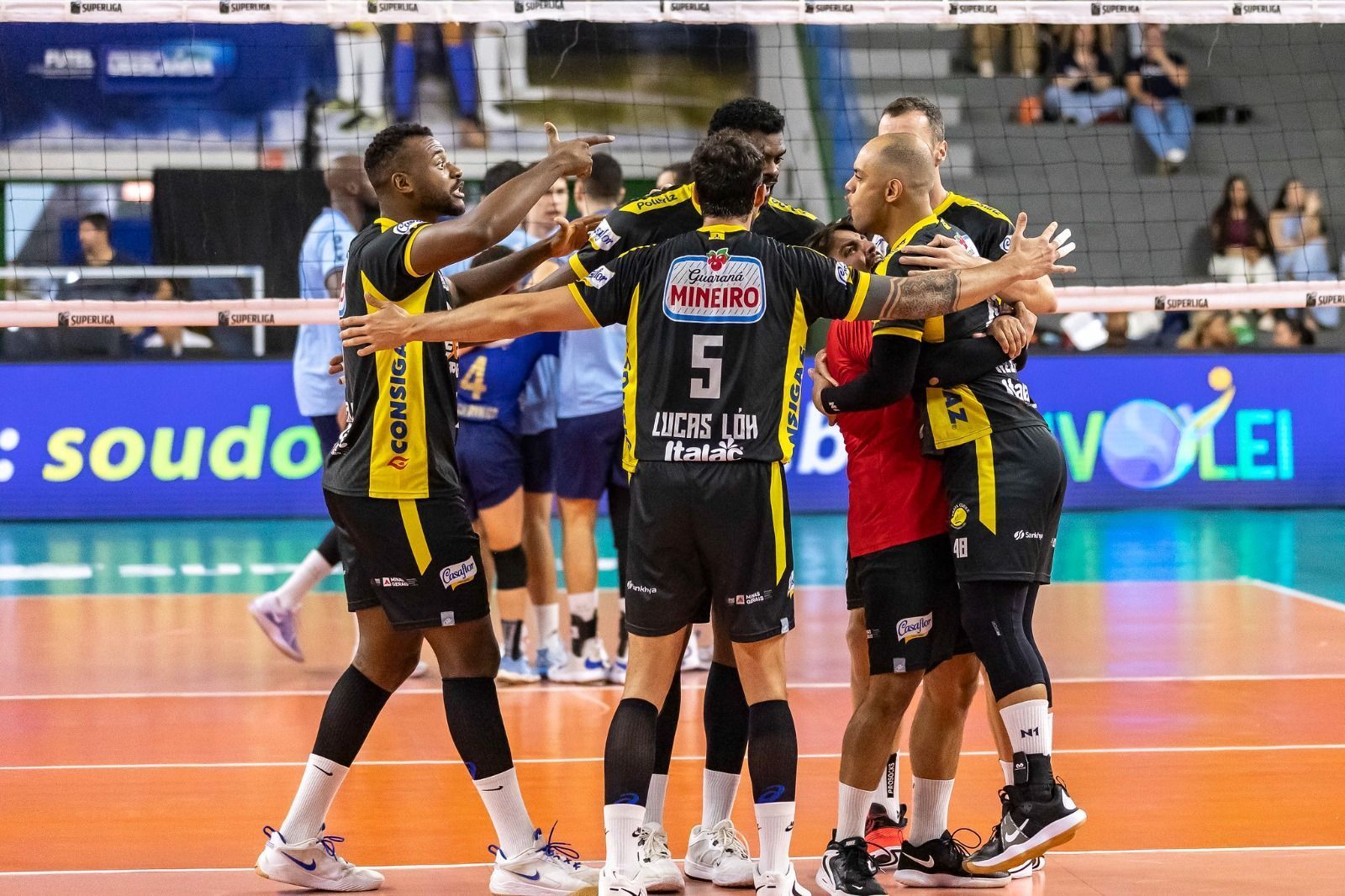 No tie-break, Praia Clube bate Itambé Minas e assume liderança da Superliga Masculina