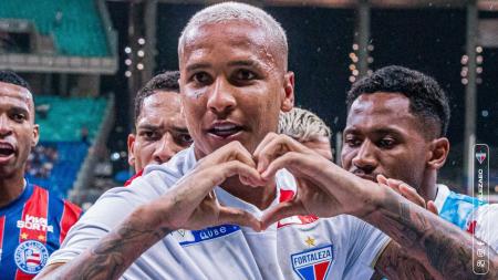 Deyverson comemora gol do Fortaleza sobre o Bahia em jogo do Campeonato Brasileiro
