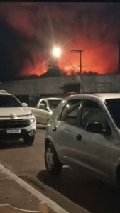 As chamas começaram por volta das 21h desta sexta-feira (21)