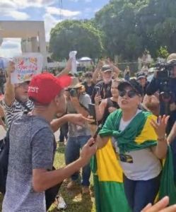 Apoiadores e opositores de Jair Bolsonaro discutiram em frente à sede da PF