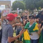 Apoiadores e opositores de Bolsonaro discutem na porta da Polícia Federal; veja vídeo