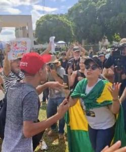 Apoiadores e opositores de Jair Bolsonaro discutiram em frente à sede da PF