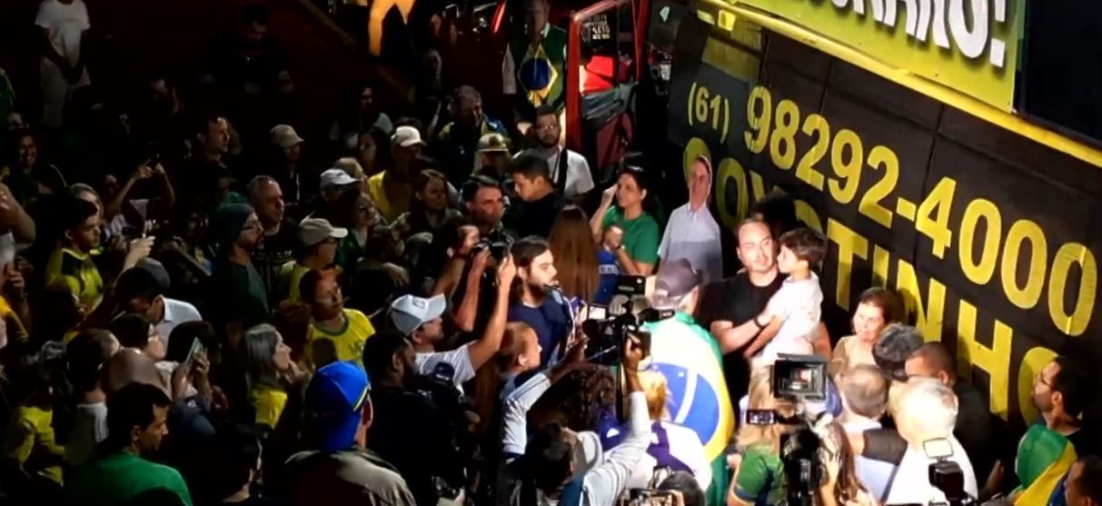 Apoiadores de Bolsonaro fazem vigília em Brasília após prisão do ex-presidente
