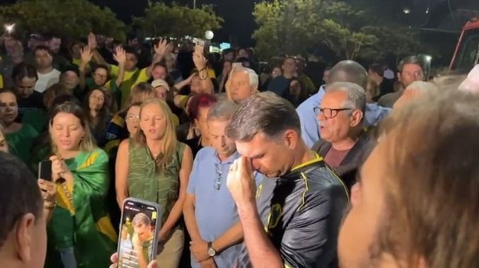 Hinos, bandeiras do Brasil e choro de Flávio Bolsonaro; vídeo mostra vigília após prisão