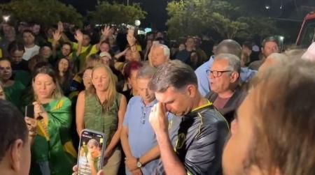 Vigília pelo ex-presidente Jair Bolsonaro foi realizada na noite deste sábado (22)