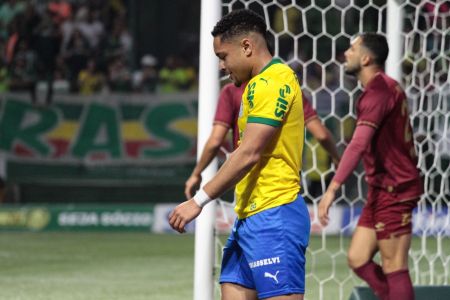 Vitor Roque passou em branco contra o Fluminense