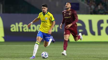 Flaco López vem de sequência abaixo com a camisa do Palmeiras