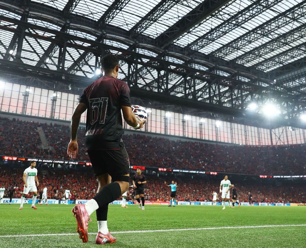 América é derrotado pelo Athletico-PR, que garante acesso à Série A como vice-campeão