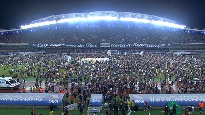 Torcida do Remo invade o gramado do Mangueirão