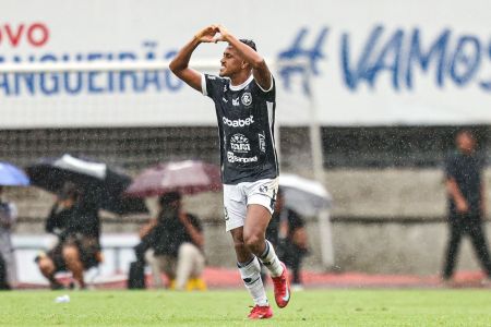 Jogador do Remo comemora gol marcado contra a Chapecoense