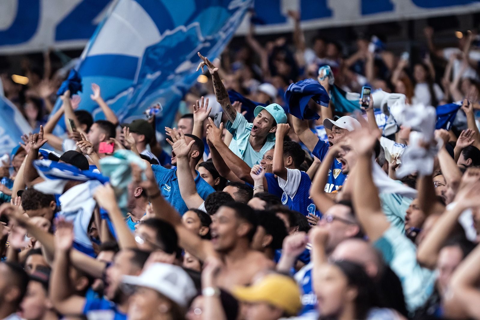No Mineirão, torcida do Cruzeiro ironiza Atlético por perda da Sul-Americana