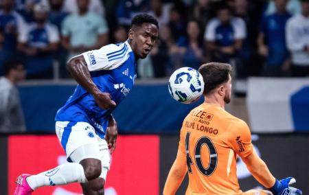 Luis Sinisterra teve gol anulado em Cruzeiro 3 x 0 Corinthians
