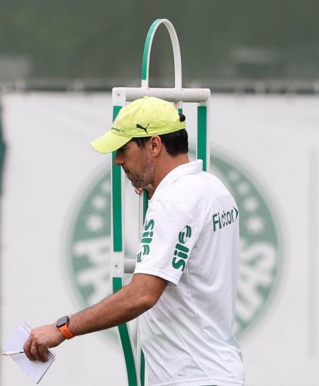 Abel comandou último treino em São Paulo nesta segunda (24)