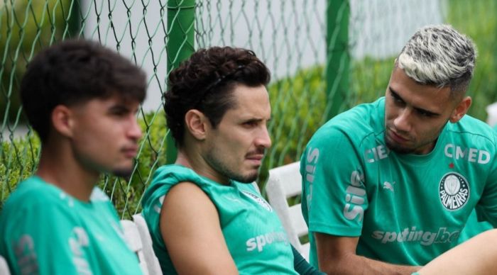 Raphael Veiga e Andreas Pereira devem jogar pelo Palmeiras contra o Grêmio