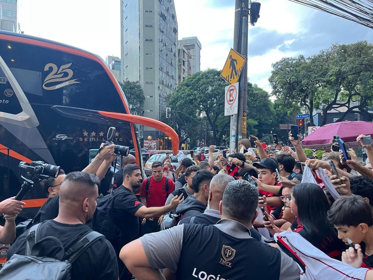 Flamengo é recepcionado com festa antes de possível ‘jogo do título’ contra o Atlético