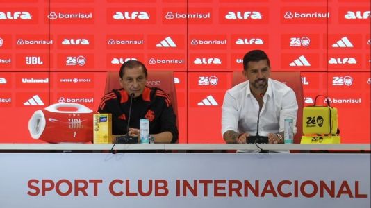 Ramón Diaz (à esq.) ao lado de Emiliano Díaz (à dir.) em entrevista coletiva após jogo do Inter contra o Santos
