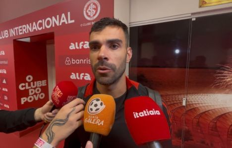 Bruno Henrique na zona mista do Beira-Rio, em Porto Alegre, após o empate do Inter com o Santos