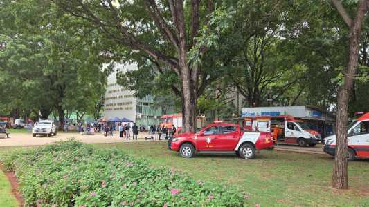 Equipes dos bombeiros atuando no socorro às vítimas do incêndio