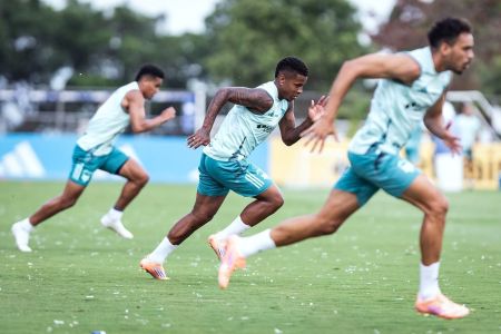Kauã Prates, Keny Arroyo e Eduardo em ação pelo Cruzeiro durante treinamento