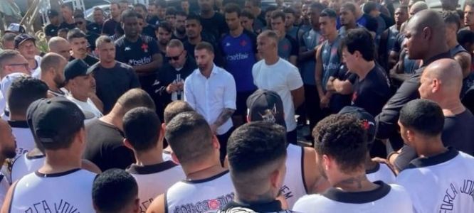 Torcida do Vasco protesta no CT Moacyr Barbosa