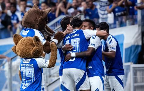 Jogadores do Cruzeiro comemoram gol no Mineirão