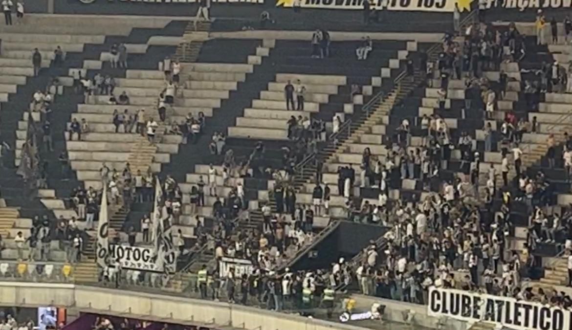 Flamenguistas 'infiltrados' na torcida do Atlético geram confusão na Arena MRV; veja vídeo
