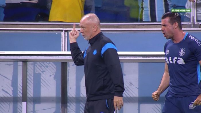 Mano Menezes faz gesto obsceno a torcedores do Grêmio após gol contra o Palmeiras
