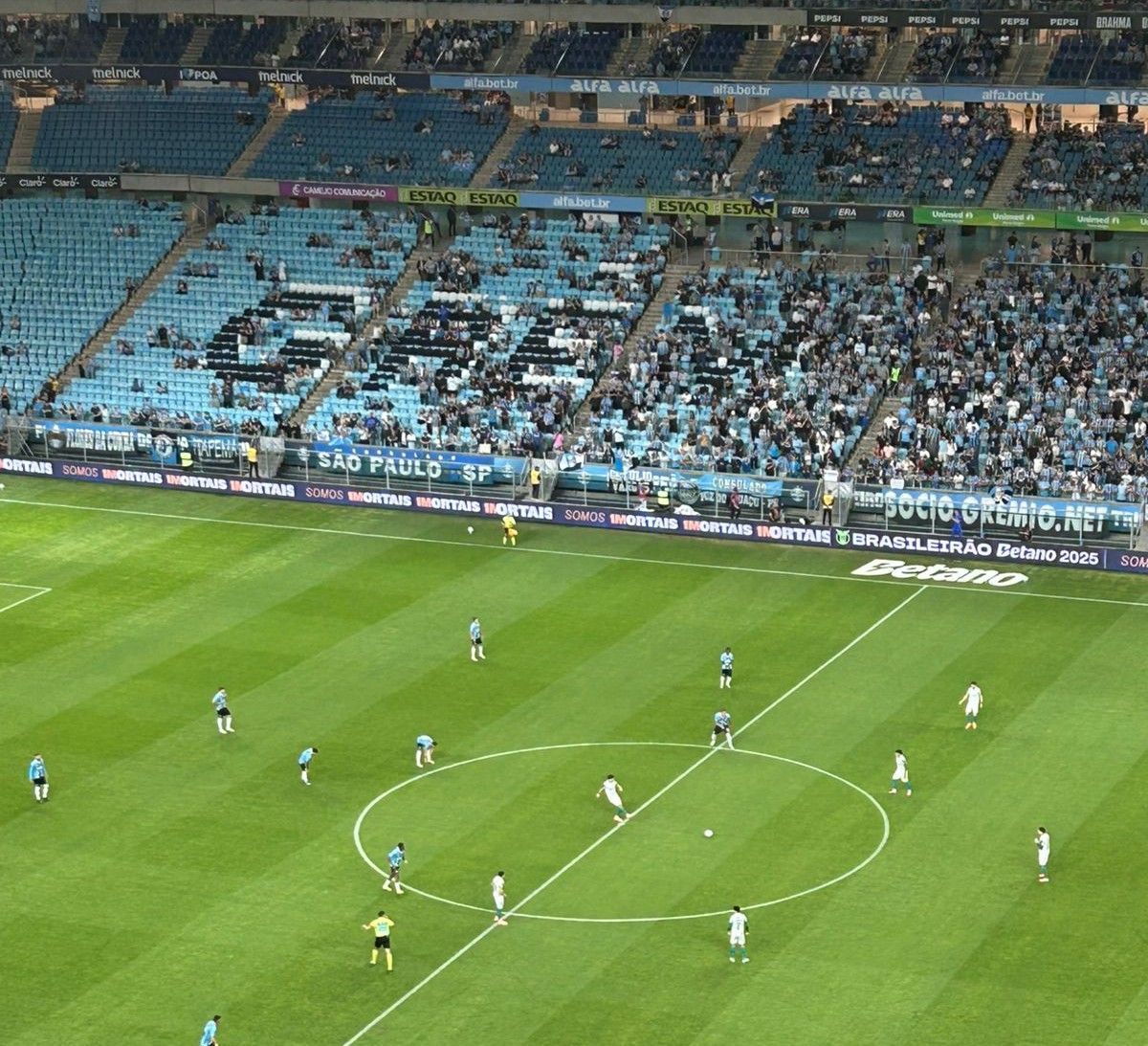 Torcida do Grêmio vaia ex-Atlético durante jogo com Palmeiras