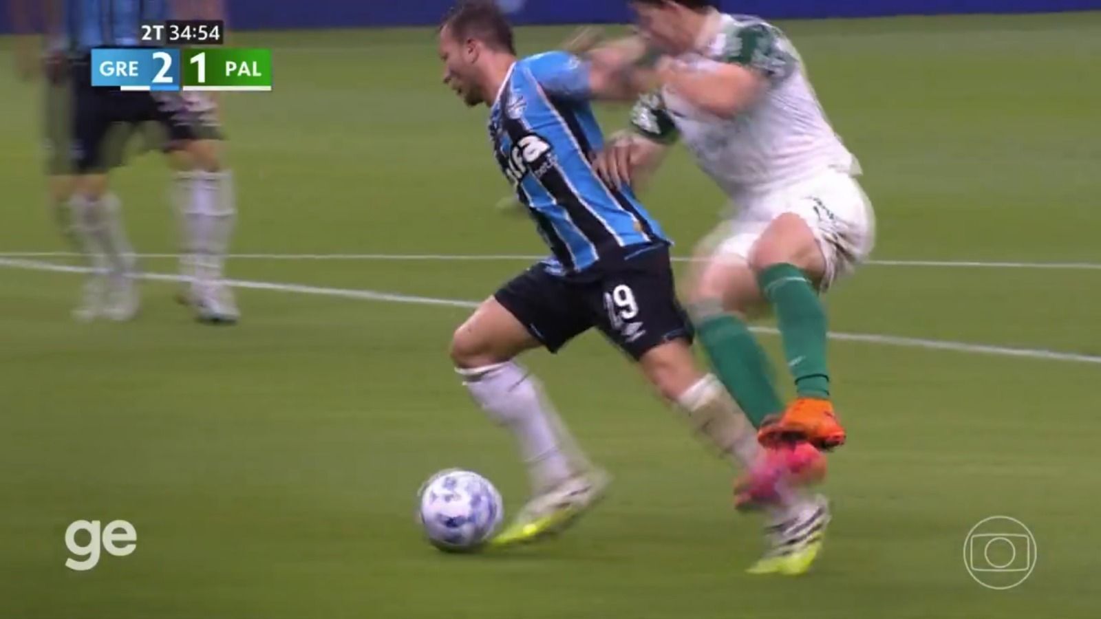 Giay deveria ser expulso em Grêmio x Palmeiras? Comentarista de arbitragem responde