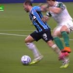 Giay deveria ser expulso em Grêmio x Palmeiras? Comentarista de arbitragem responde