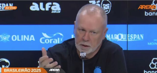 Mano Menezes explica 'dedo do meio' em entrevista coletiva após jogo contra o Palmeiras